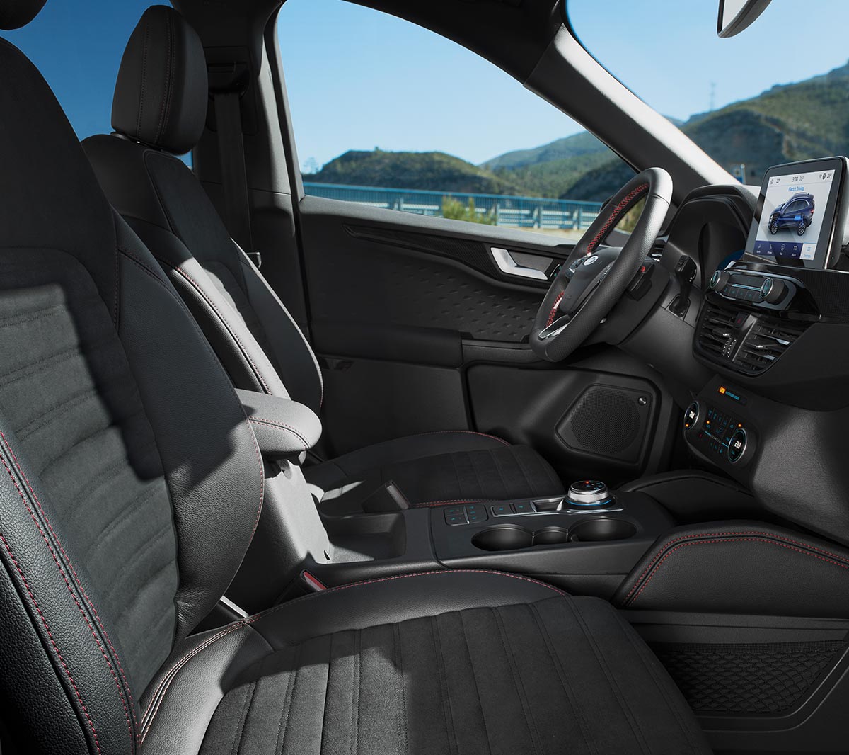 Nový Ford Kuga ST-Line X pohled na čalounění sedadel a SYNC 3