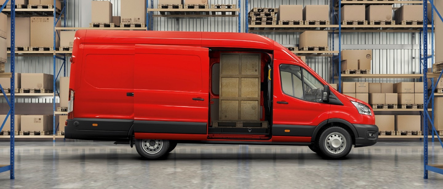 Červený Ford Transit parkující ve skladišti