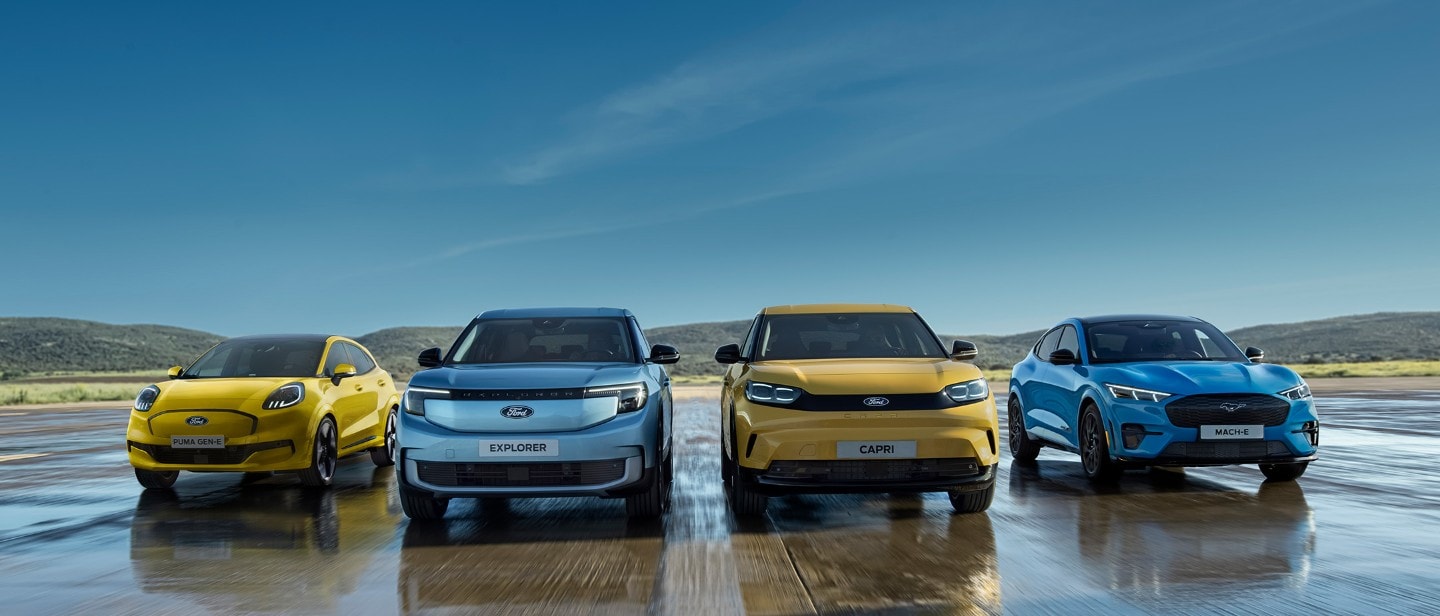 Zleva doprava: žlutý Ford Puma, světle modrý Ford Explorer EV, žlutý Ford Capri EV a modrý Ford Mustang Mach-E.