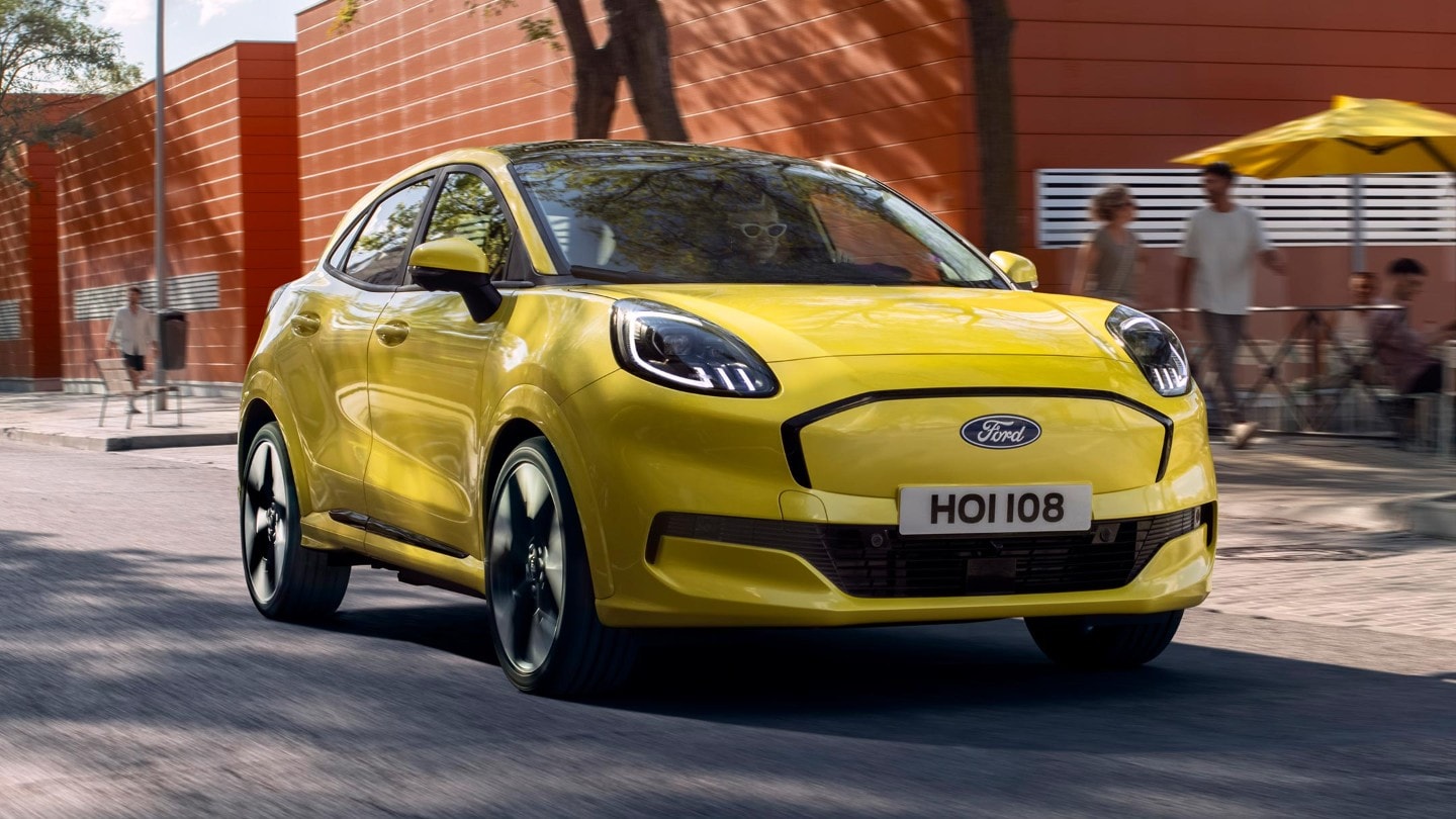 Žlutý Ford Puma Gen-E jedoucí po městské ulici.