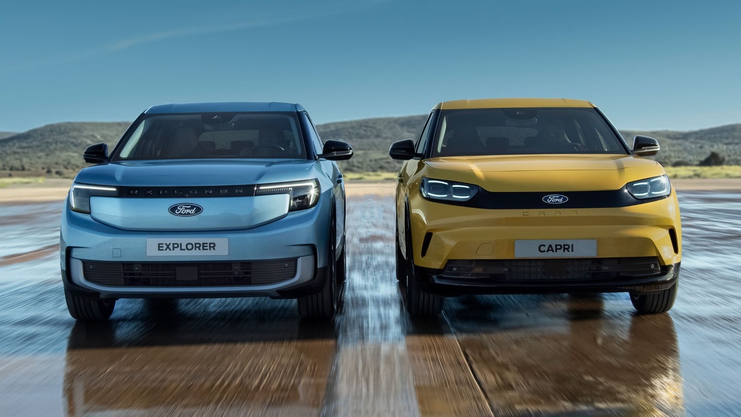 Čelní pohled na světle modrý Ford Explorer EV a žlutý Ford Capri EV.