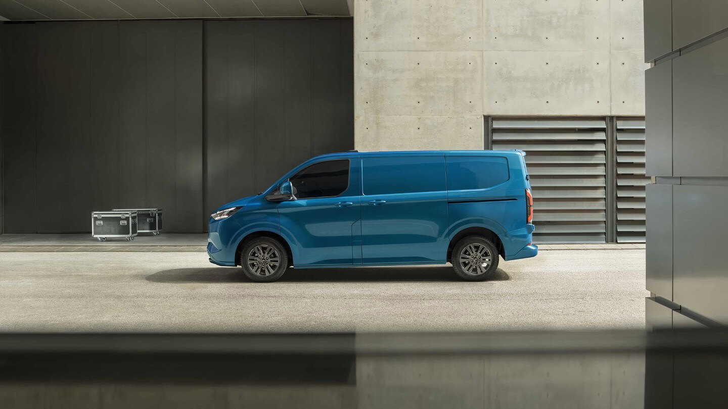 Ford Transit Custom sport driving in city