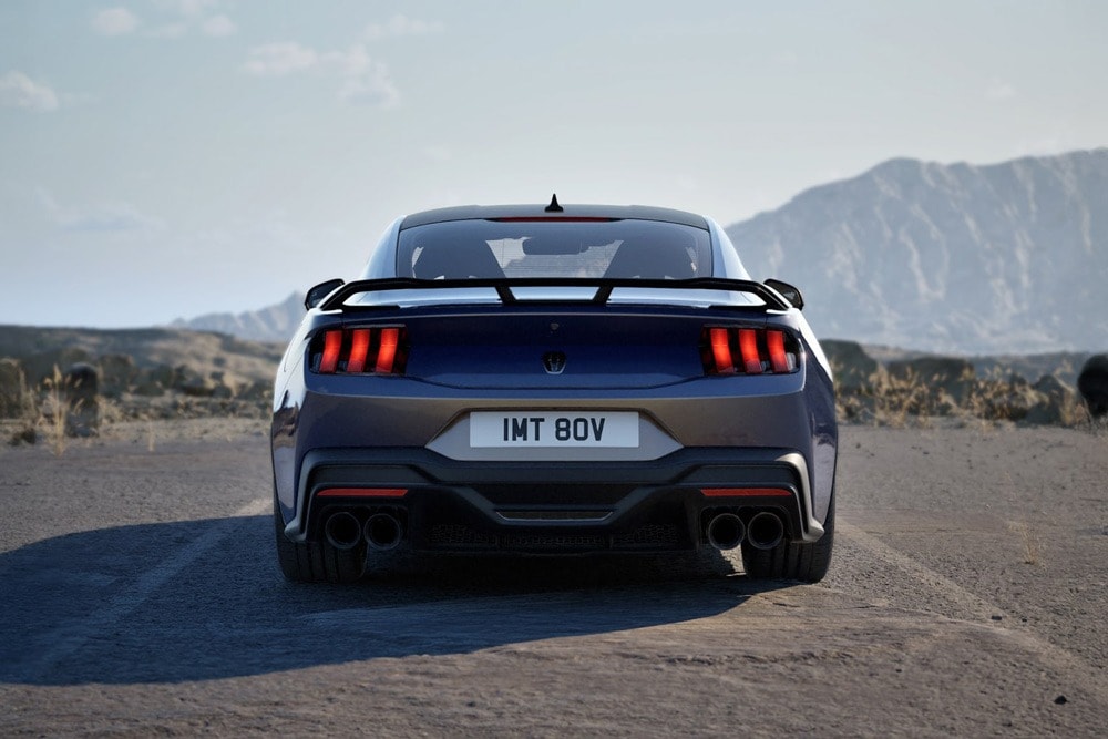 Pohled zblízka na člověka stojícího vedle šedého Fordu Puma® s benzínovým motorem EcoBoost®. 