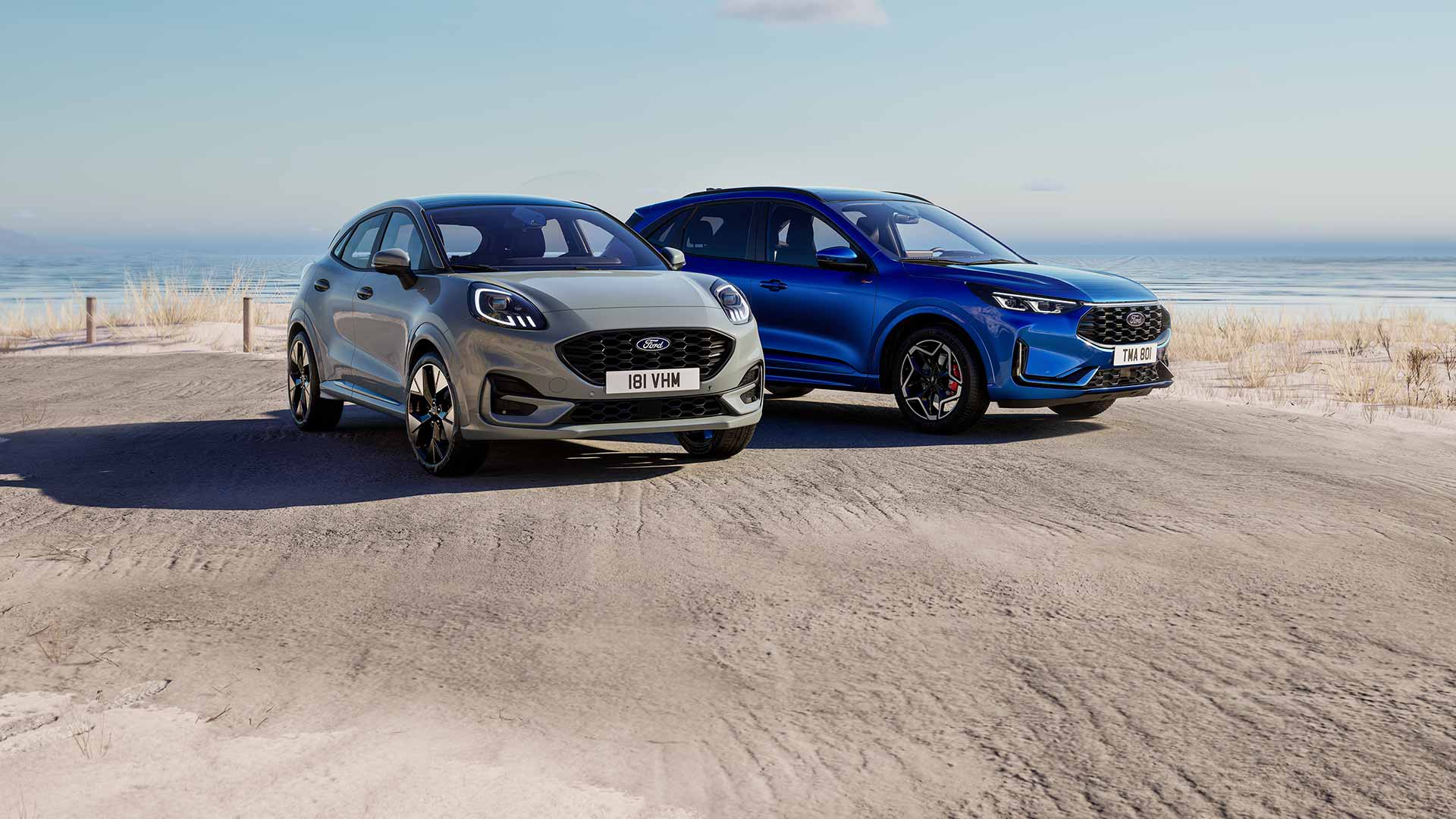 Ford Puma a Kuga zaparkované u pláže.