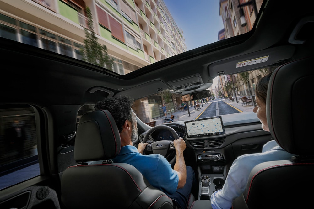 Pohled do interiéru plug-in hybridního vozu Ford s palubní navigací.