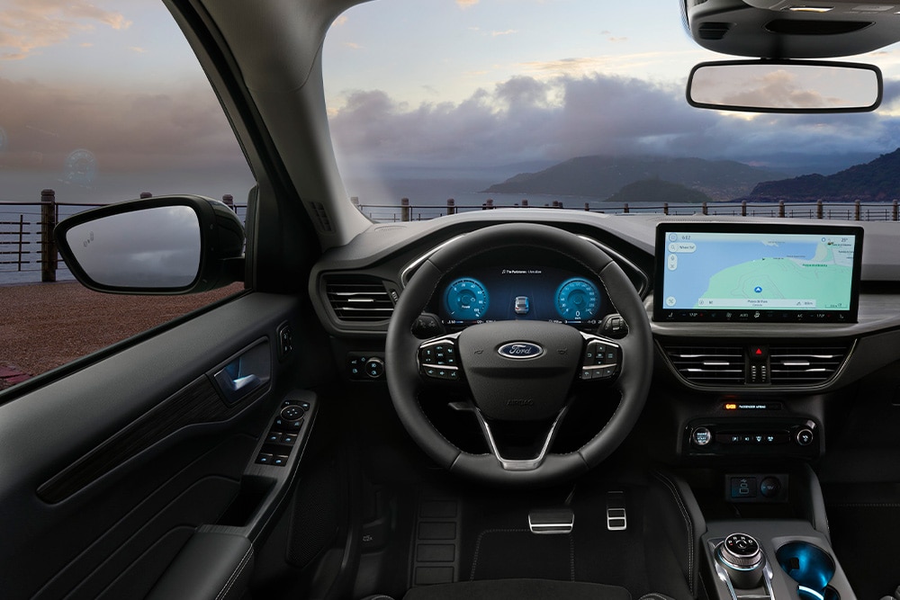 Interiér samonabíjecího hybridního vozu Ford a obrazovka navigace ve vozidle.