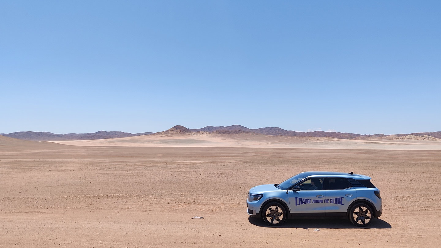 Lexie Alford s elektrickým vozem Ford Explorer.