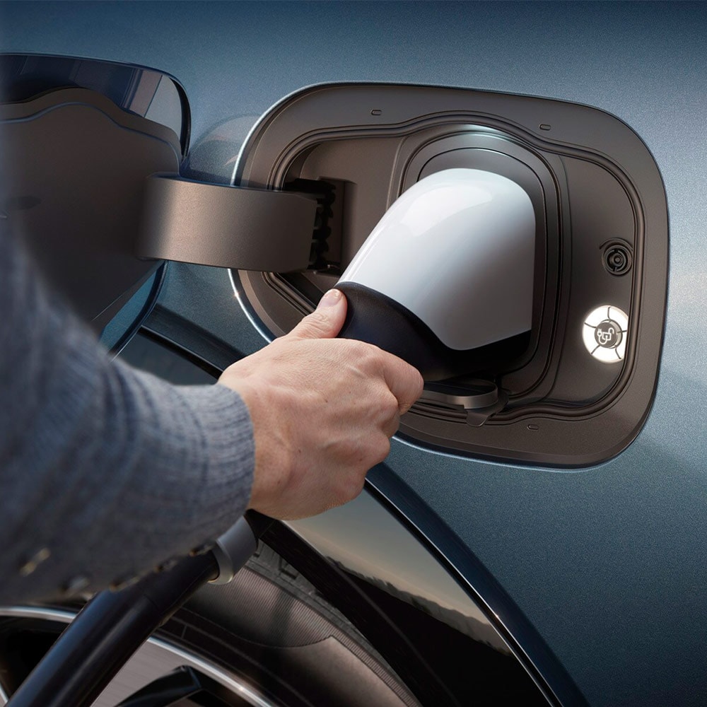 Osoba připojující ultrarychlou nabíječku k elektromobilu Ford.