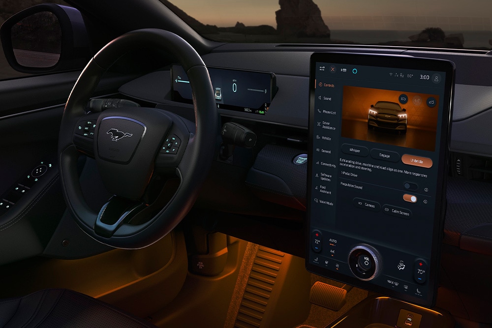 Vnitřní pohled na palubní desku a volant elektromobilu Ford.