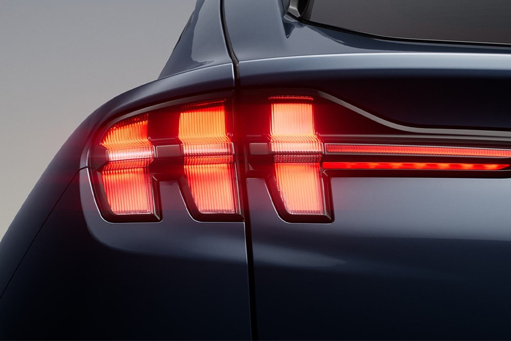 Zadní pohled na černý elektromobil Ford. 