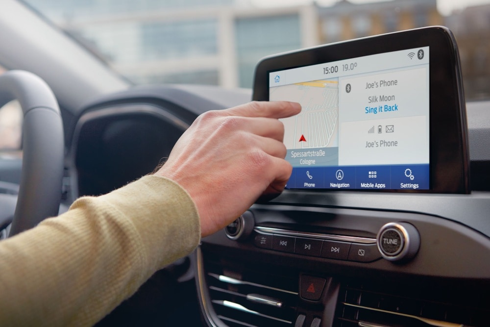 Osoba používá Ford SYNC uvnitř vozu