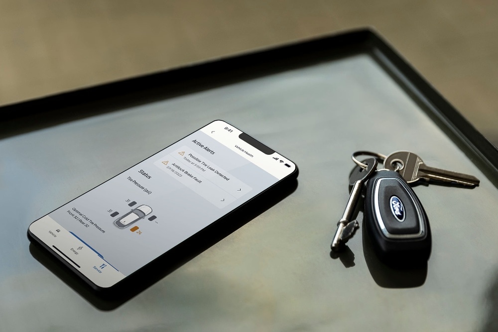 Telefon zobrazuje FordPass vedle klíčů od vozu Ford