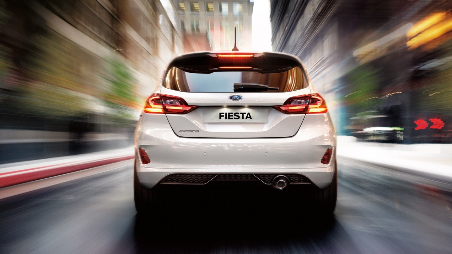 Zadní pohled na Ford Fiesta v pohybu