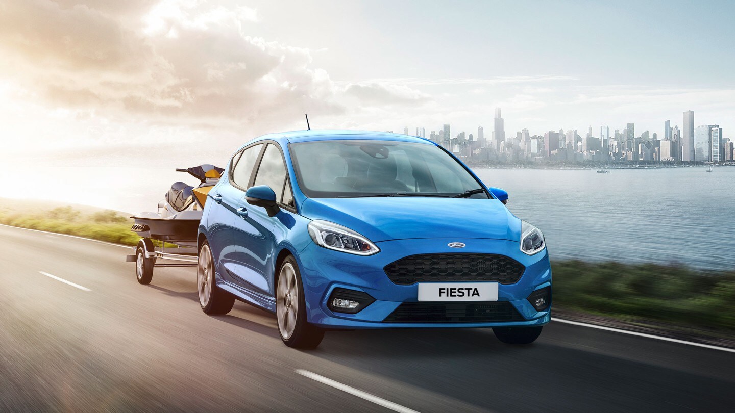 Ford Fiesta táhne vodní skútr