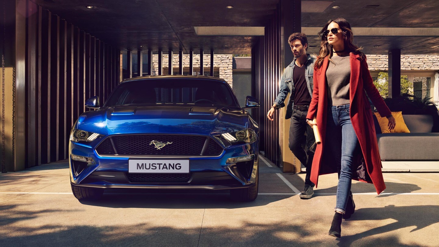 Zaparkovaný modrý Mustang GT
