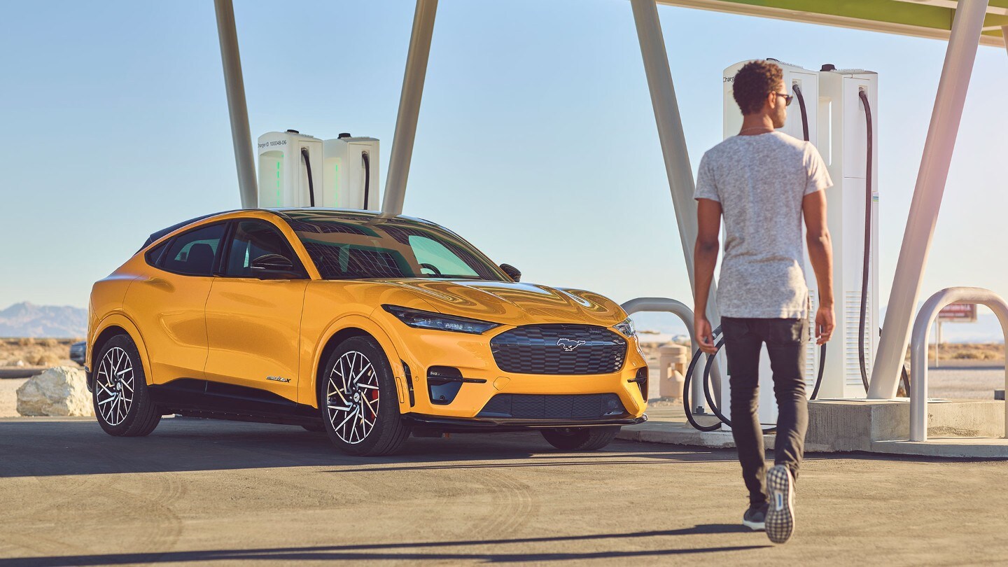 Parkování a nabíjení Fordu Mustang Mach-E vedle budovy