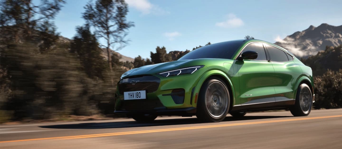 Detailní záběr na zadní část modrého Fordu Mustang Mach-E GT s jedinečným znakem GT na dveřích zavazadlového prostoru.