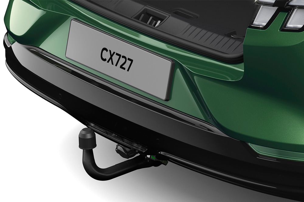 Detailní záběr na elektrické tažné zařízení na zeleném Fordu Mustang Mach-E.