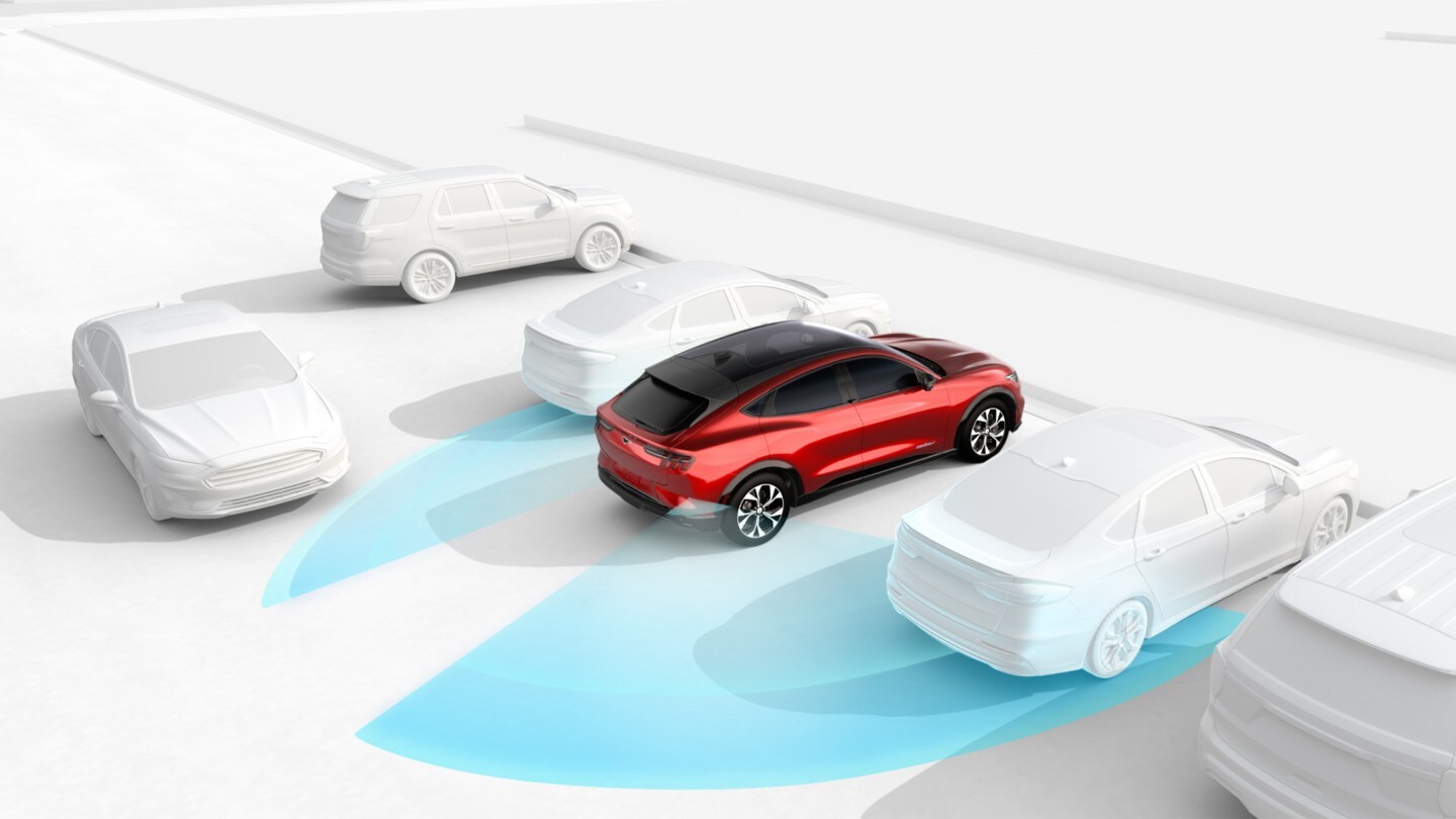 Nový Ford Mustang Mach-E detkuje vozidlo v mrtvém úhlu pomocí Systému hlídání mrtvých úhlů a provozu v kolmém směru