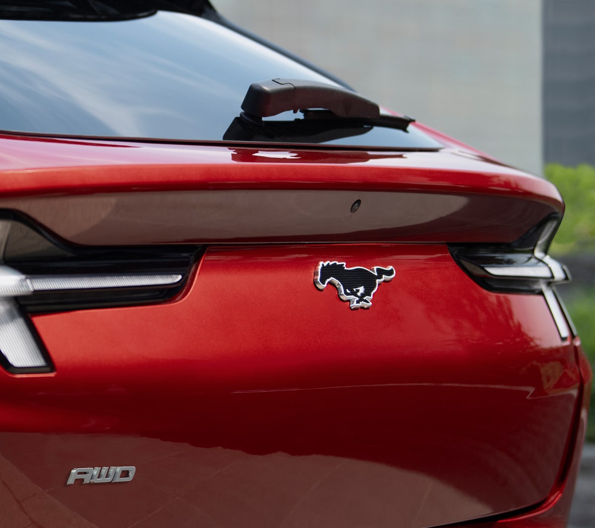 Pohled na zadní část vozu Mustang Mach-E AWD