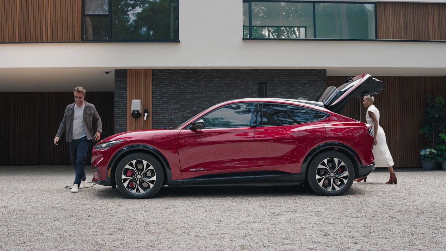 Mustang Mach-E s bezdotykovým ovládáním pátých dveří