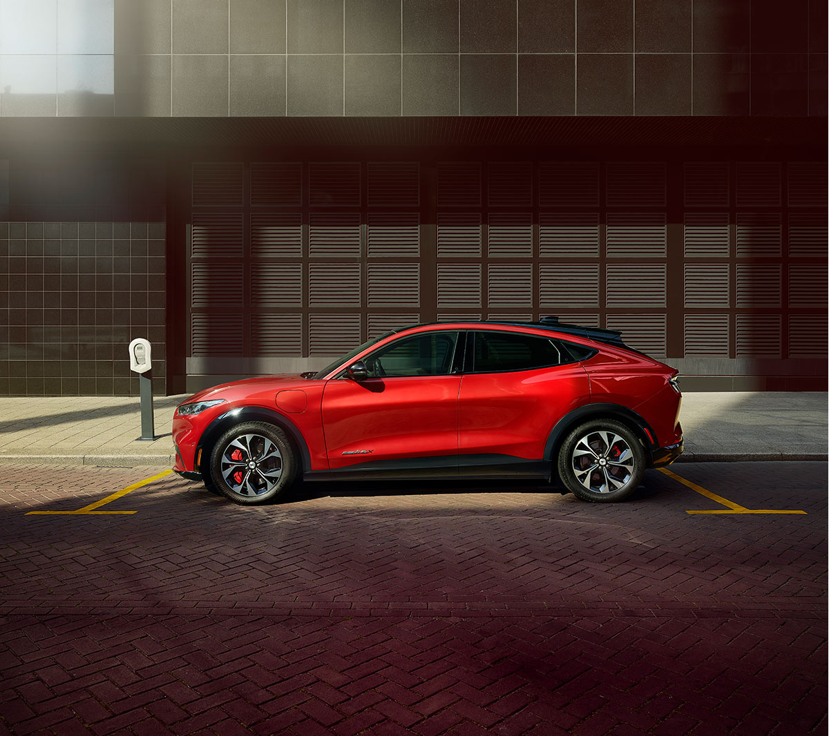 Pohled z boku na Mustang Mach-E