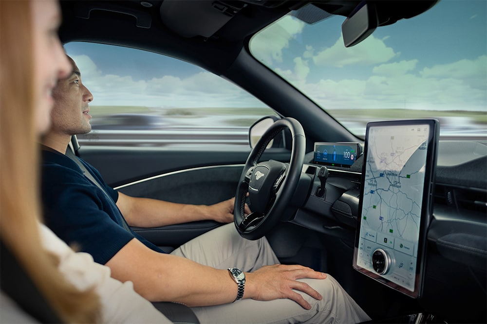Záběr na řidiče a spolucestujícího na předním sedadle v Mustangu Mach-E.