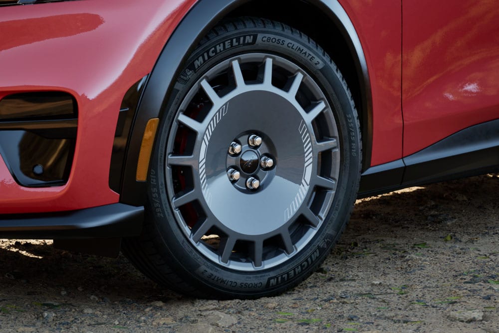 Detailní záběr na kolo Mustangu Mach-E GT Rally v červeném odstínu červené Race.