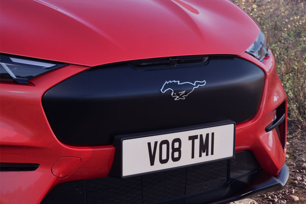 Detailní záběr na přední nárazník Mustangu Mach-E GT Rally v červeném odstínu červené Race.