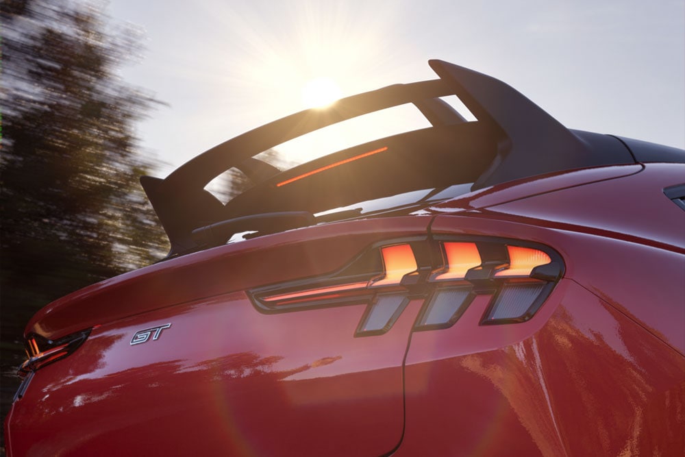 Detailní záběr na zadní spoiler Mustangu Mach-E GT Rally v červeném odstínu červené Race.