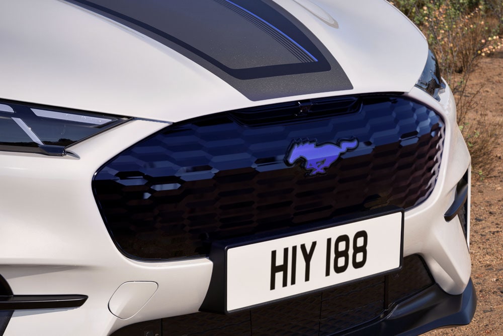 Detailní záběr na přední nárazník vozu bílá Star Mustang Mach-E GT California Special.