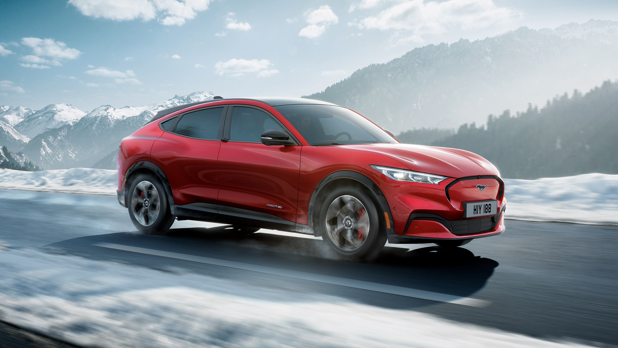 Mustang Mach-E ze strany při sněhových podmínkách