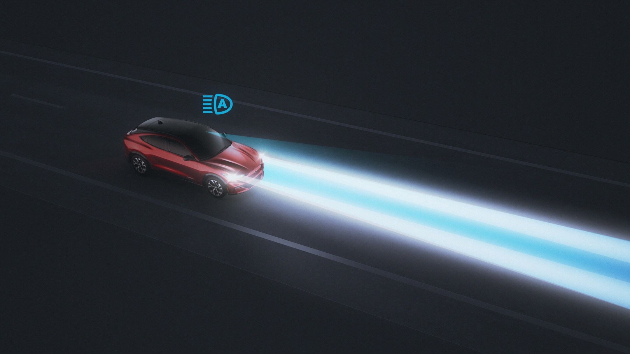 Nový Ford Mustang Mach-E jedoucí ve tmě s automatickými dálkovými světly
