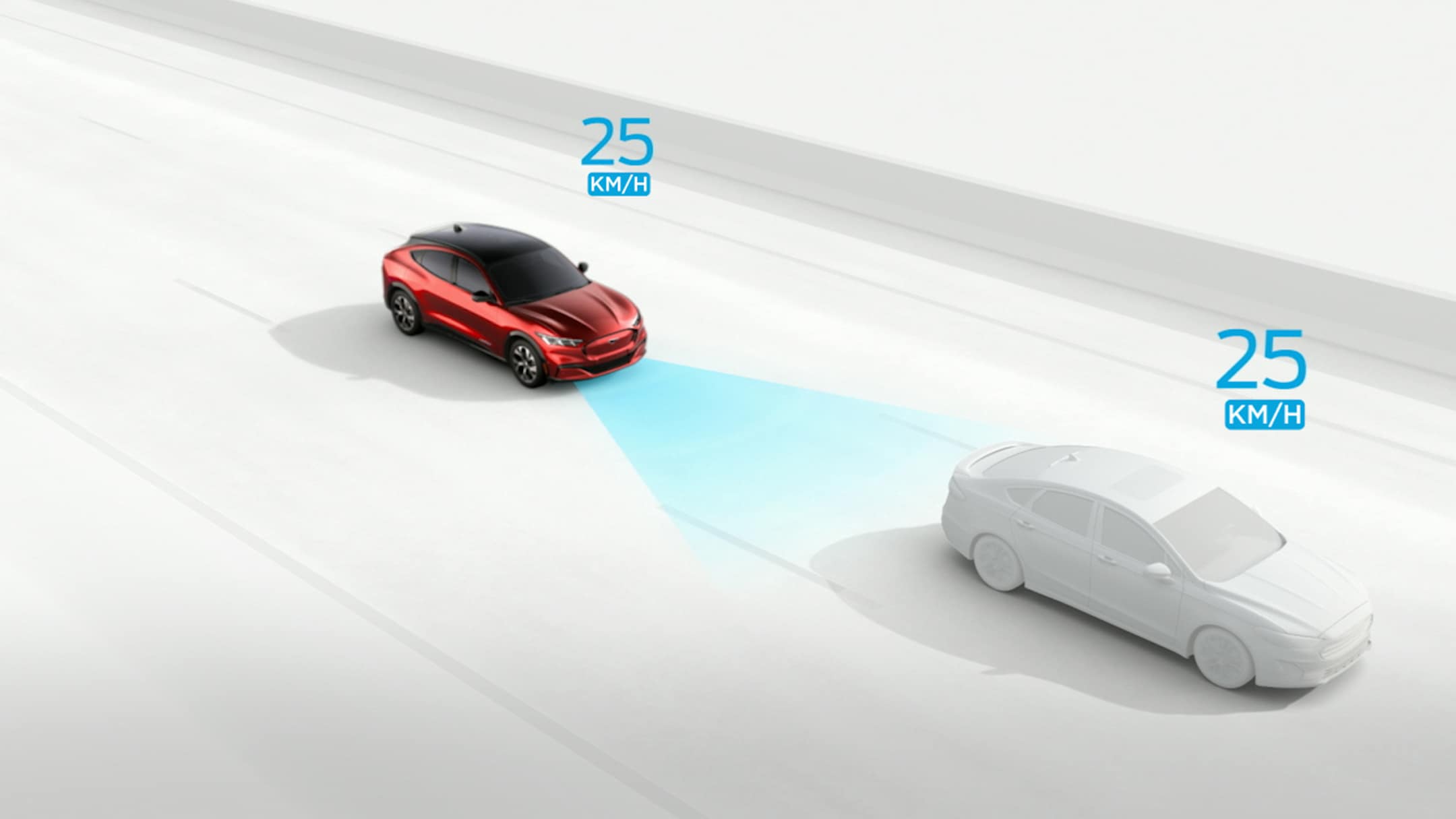 Nový Ford Mustang Mach-E jedoucí za autem a využívající adaptivní automat pro zachování přednastaveného odstupu