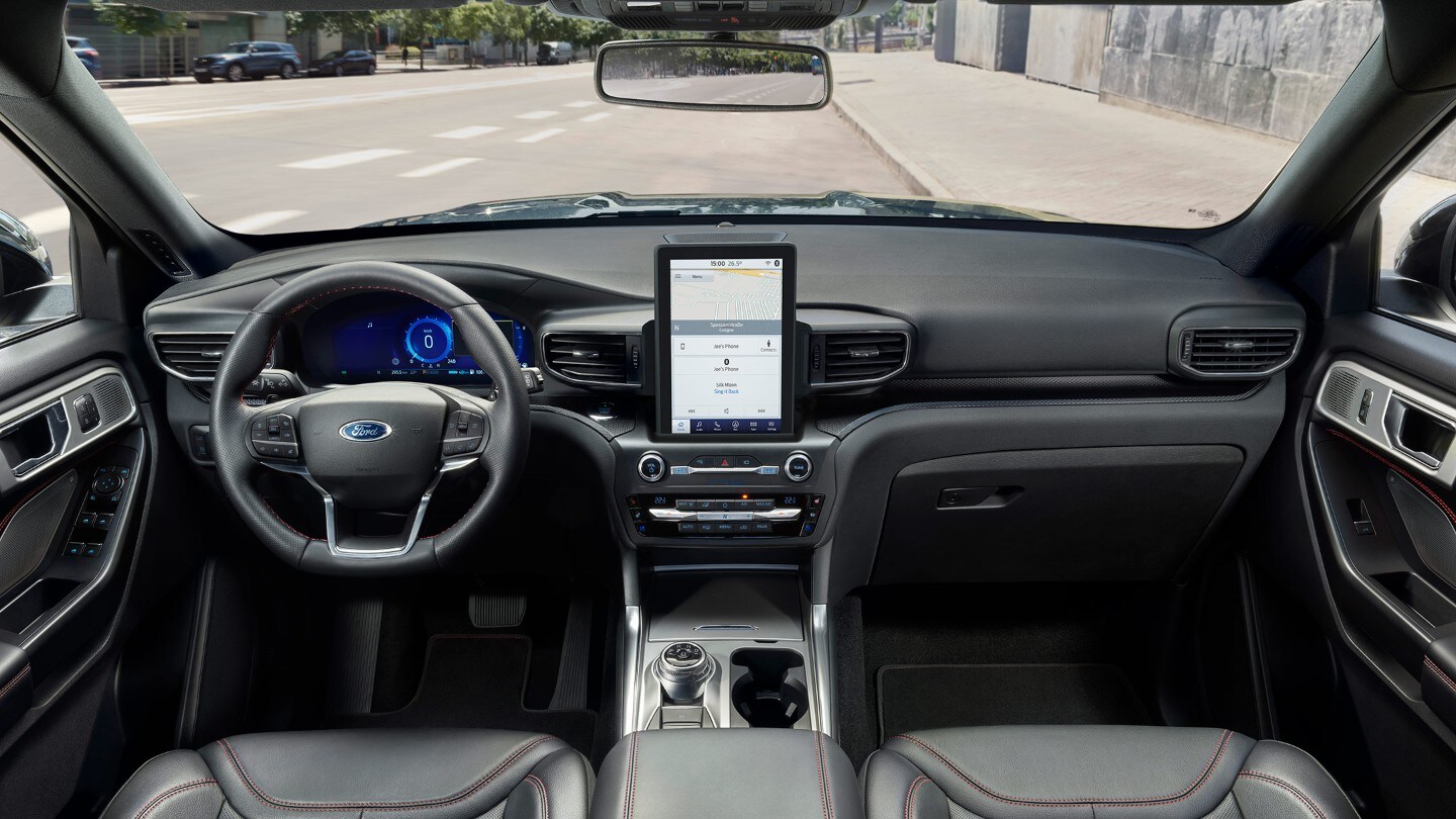 Ford Explorer interiér s předními sedadly, palubní deskou a SYNC