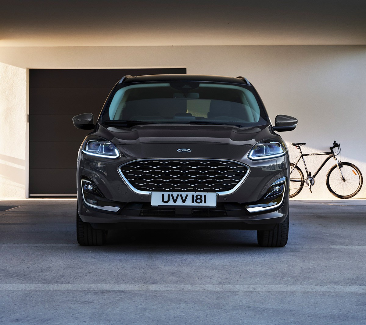 Přední pohled na zaparkovaný Ford Kuga Vignale