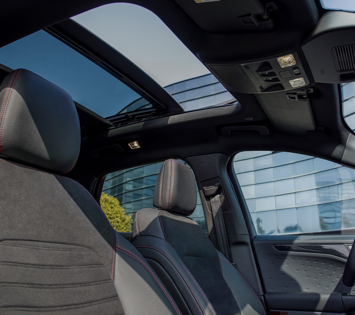 Nový Ford Kuga ST-Line X s otevřenou panoramatickou střechou