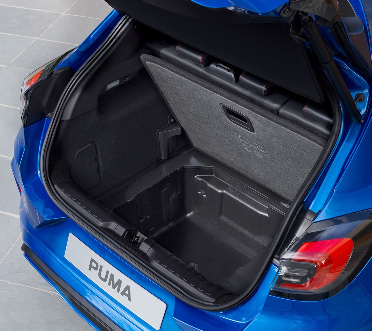 Zaparkovaný modrý Ford Puma