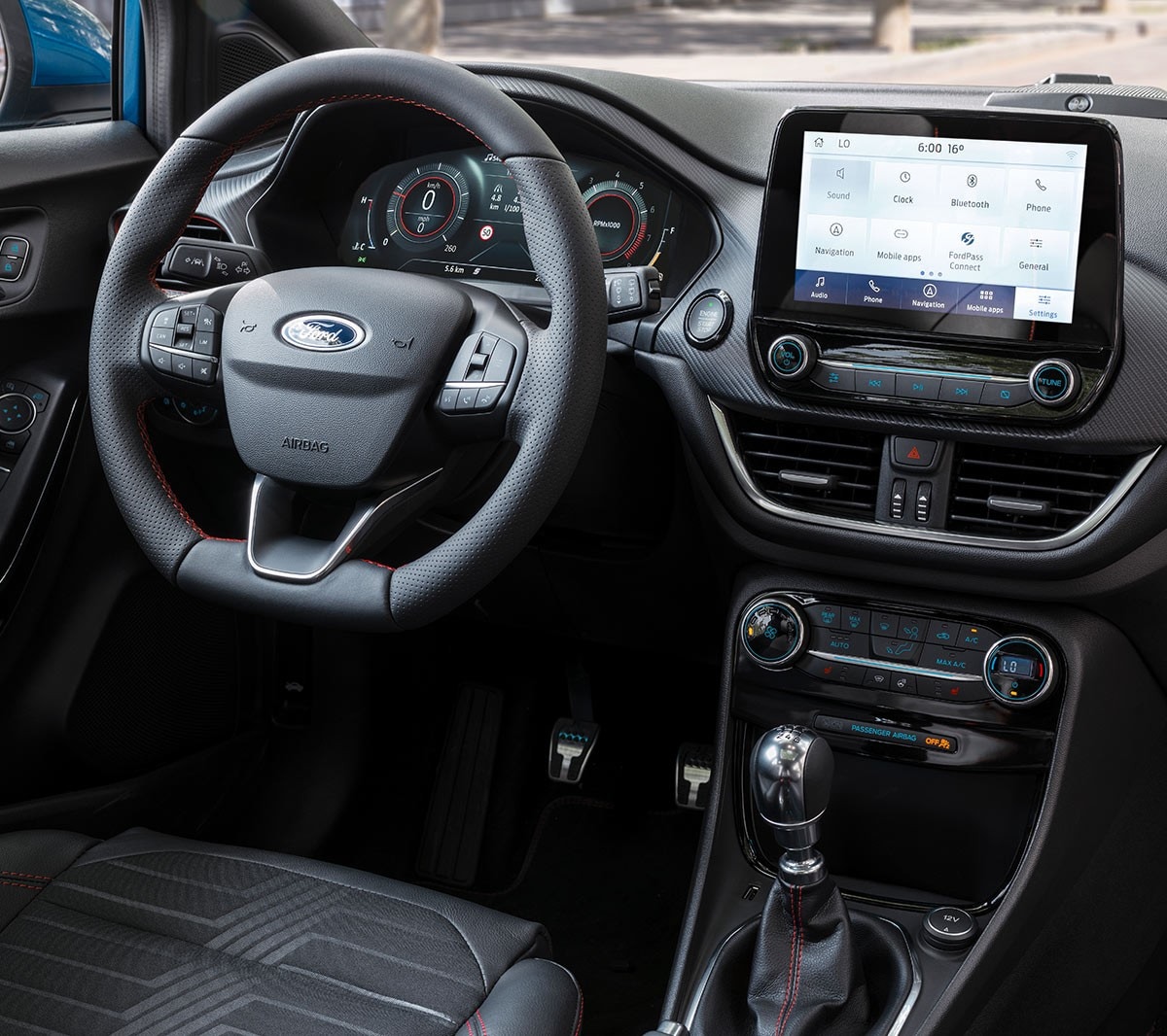 Interiér Fordu Puma zobrazující volant a systém SYNC 3