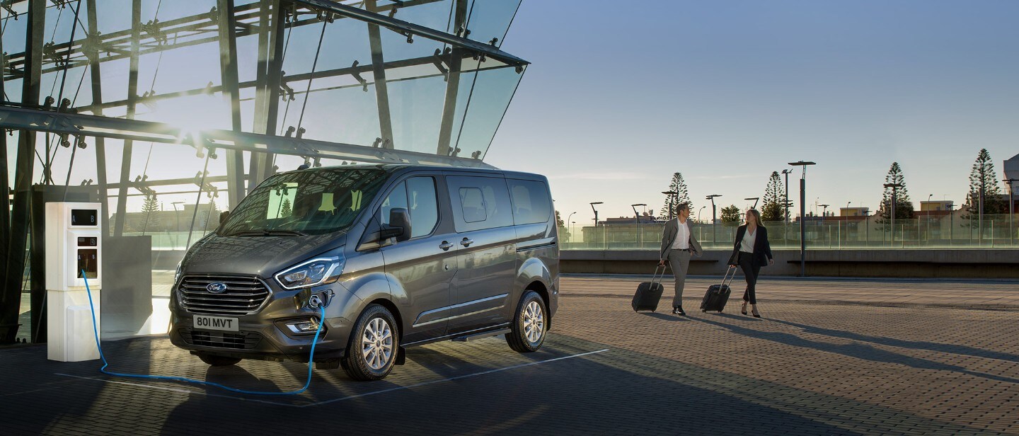 Ford Tourneo Custom 8 9mistny Vuz S Moznosti Hybridniho Pohonu Ford Cr