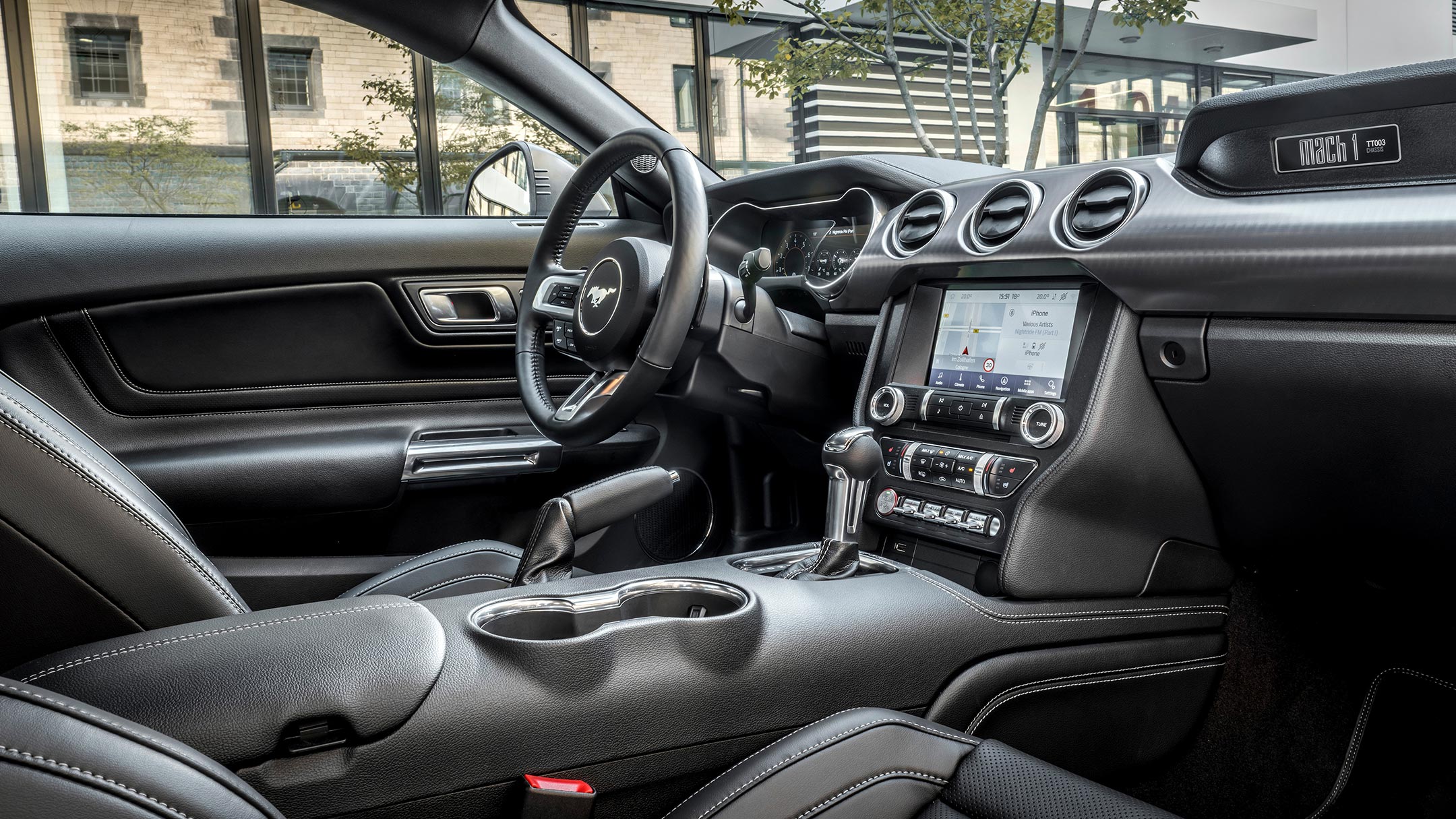 Pohled na kabinu vozu Mustang GT