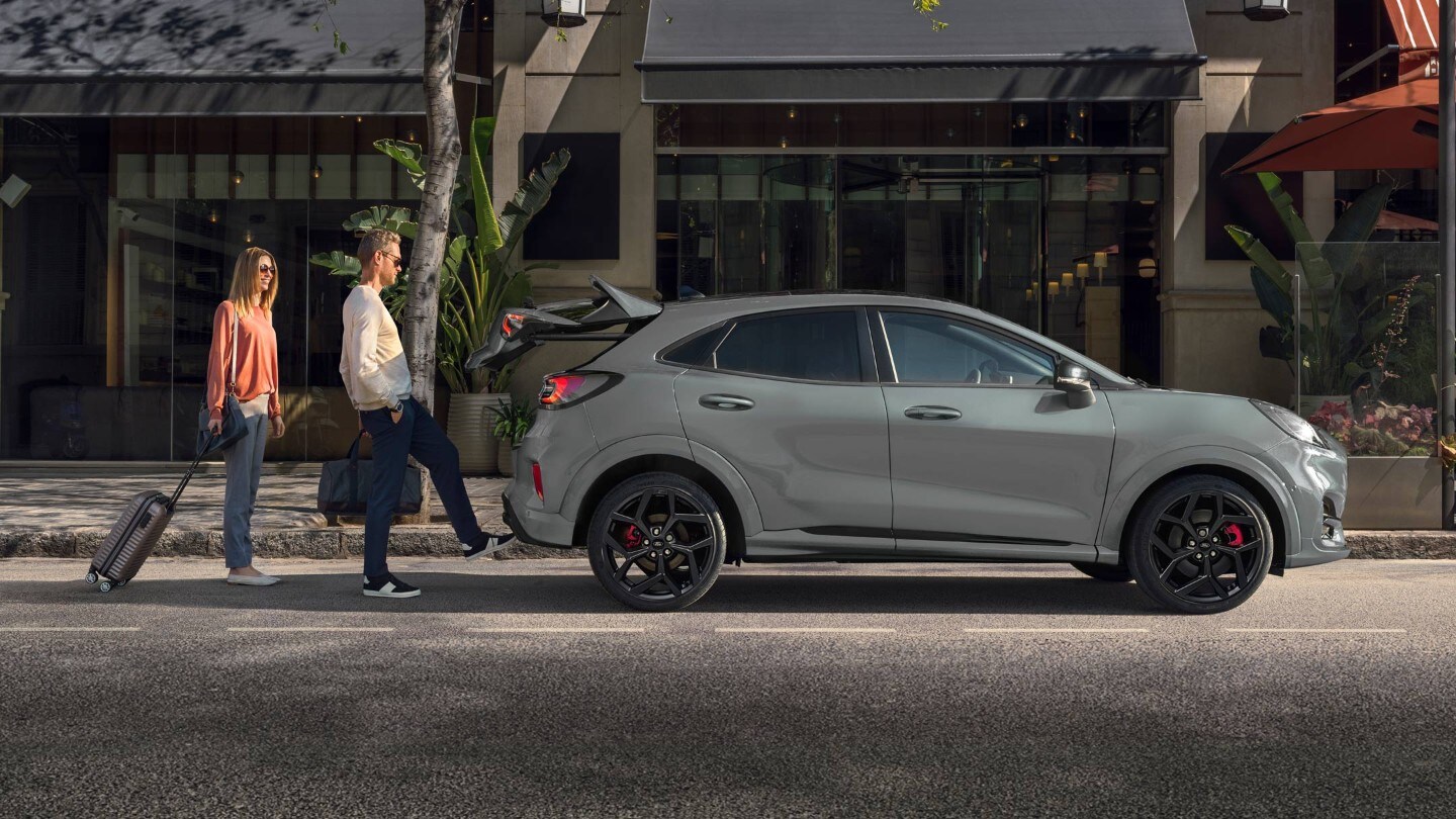 Ford Puma ST zobrazující elektrické zadní dveře