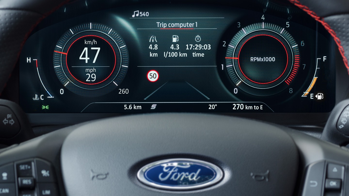 Ford Puma ST pohled zblízka na přístrojový štít zobrazující systém rozpoznávání dopravních značek