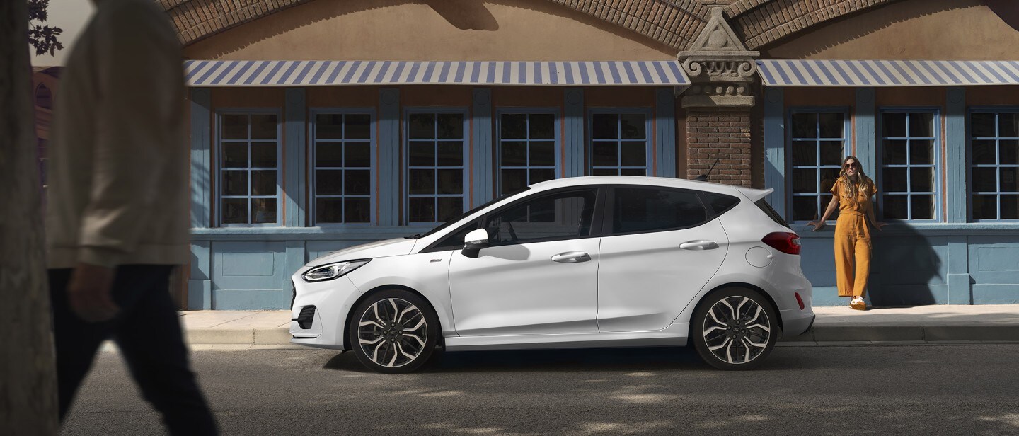 Přední část vozu Ford Fiesta zblízka