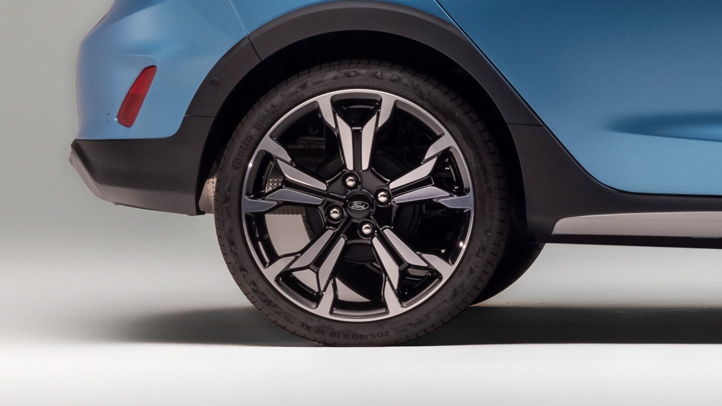 Nová přední pneumatika Fordu Fiesta zblízka