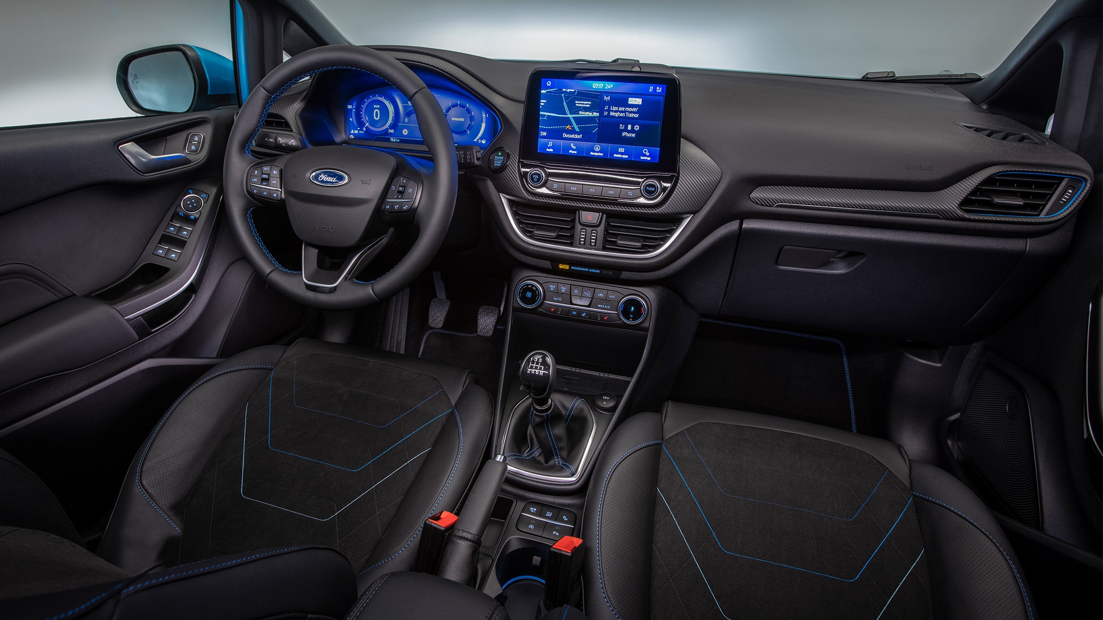 Ford Fiesta pohled do interiéru na palubní desku