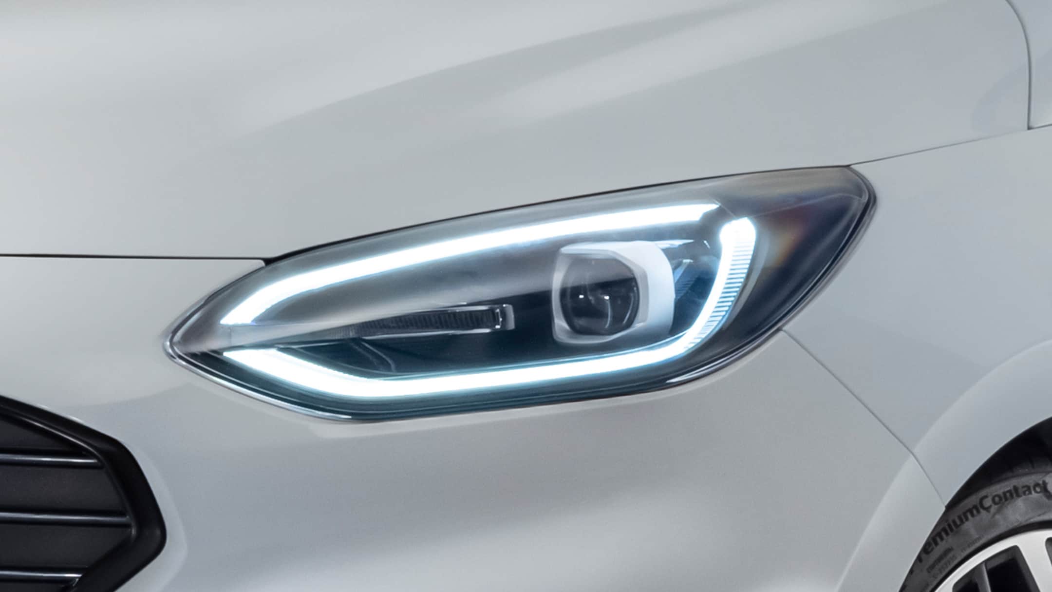 Ford Fiesta LED světlomety zblízka