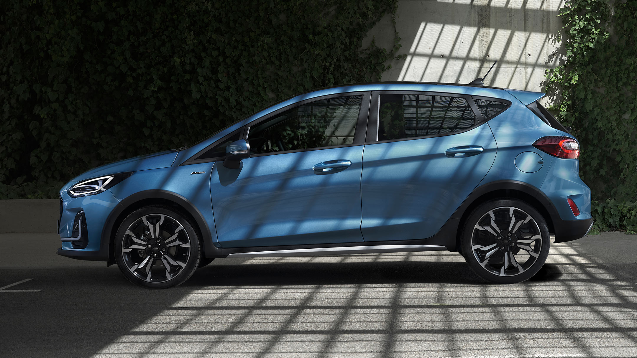 Pohled z profilu na charakteristický styl karoserie vozu Ford Fiesta
