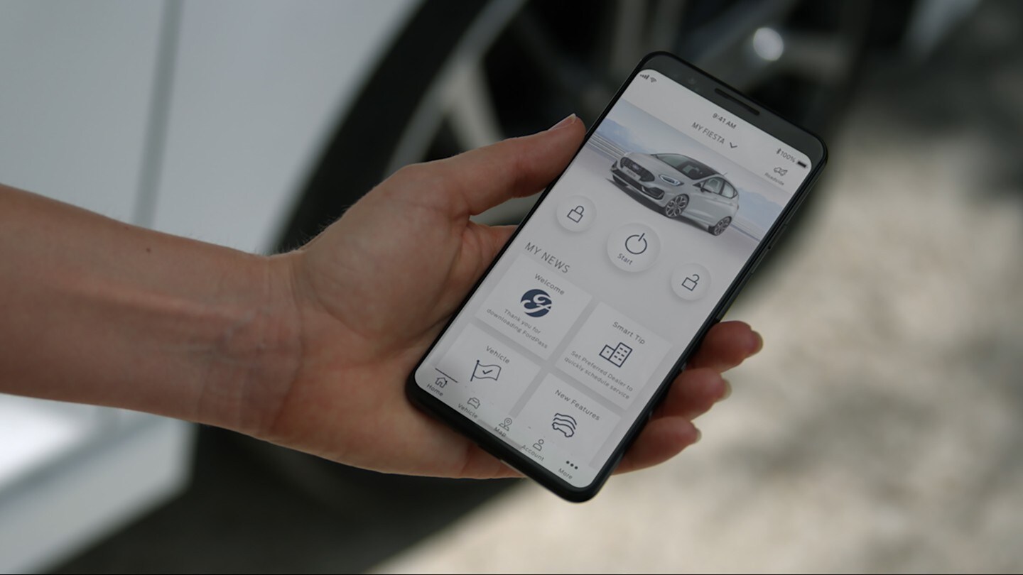 Mobilní telefon zobrazující aplikaci FordPass