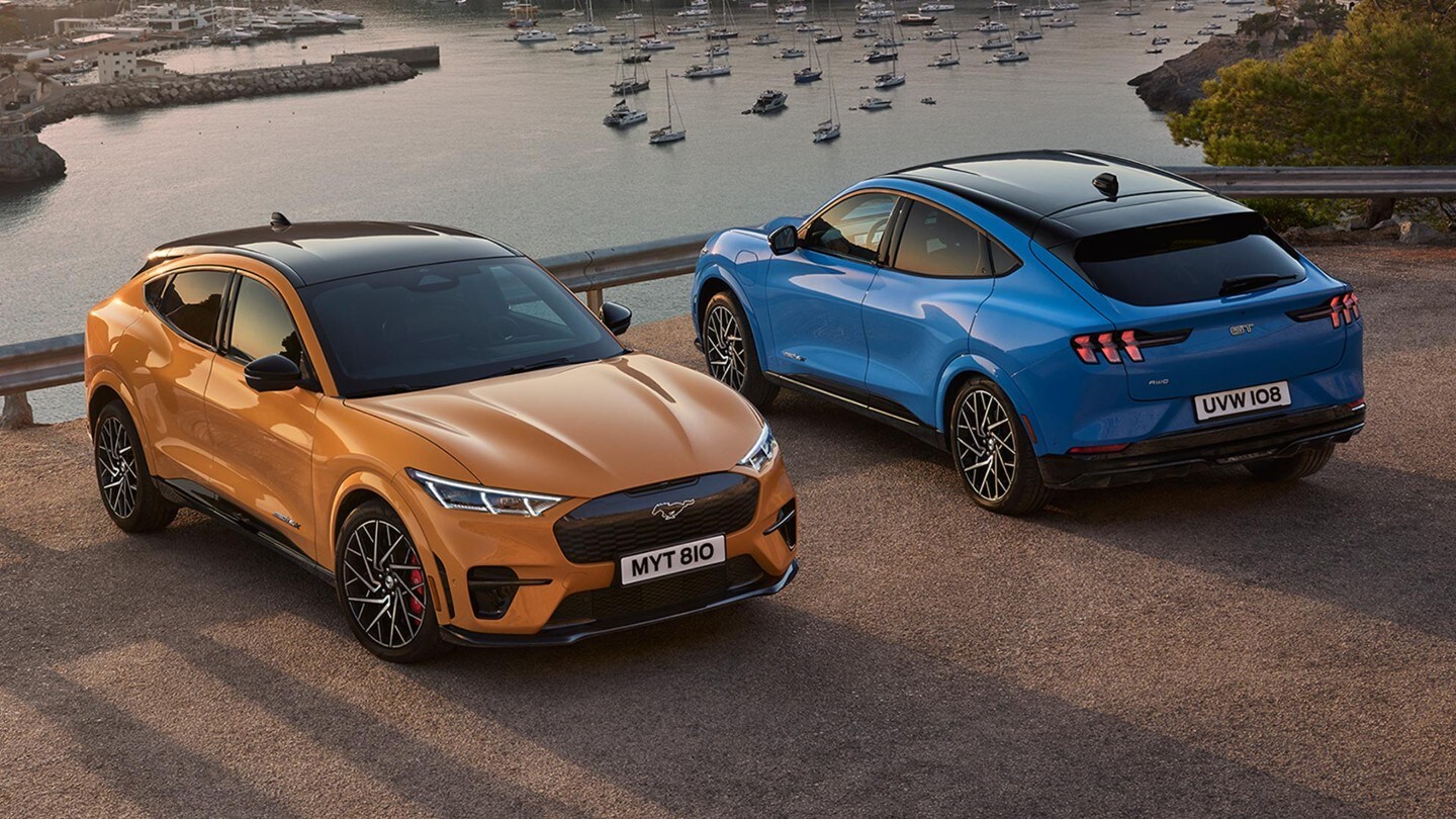 Ford Mustang Mach-E zepředu a zezadu v jedinečných barvách